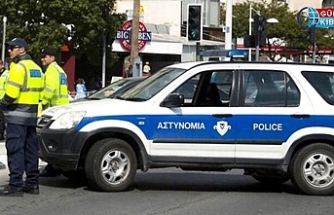 Yüzüne ve başına vurdu