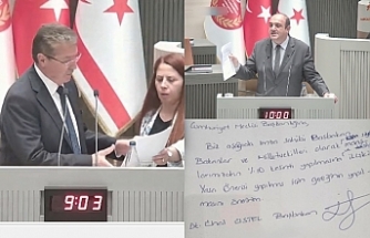 ‘İlk imzayı’  kürsüde attı
