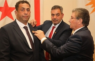 Rozetini Üstel taktı