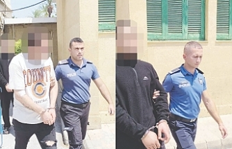 Viski bardağıyla yüzüne vurdu