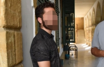 Boğazına doğru bıçak salladı