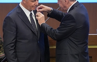Rozetini Erdoğan taktı