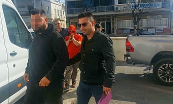 Başını dolaba vurdu