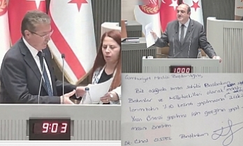‘İlk imzayı’  kürsüde attı