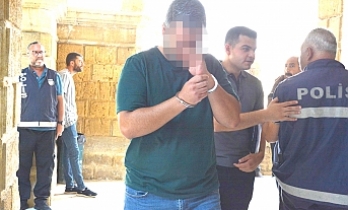 Tatlı sözle kandırdı