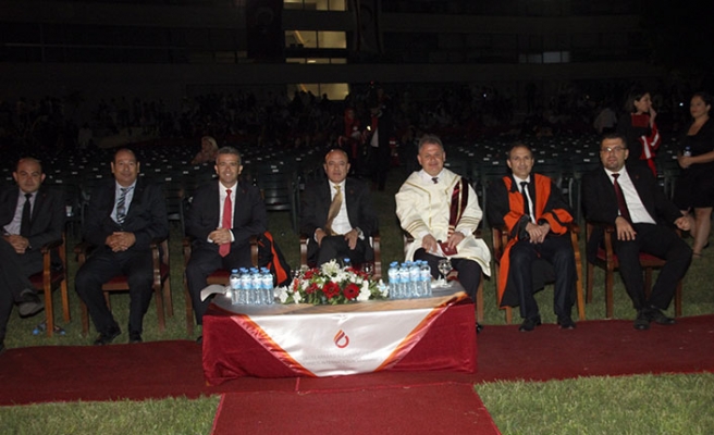 UKÜ’de düzenlenen törende, 30 farklı ülkeden bin 154 öğrenci diplomalarını aldı
