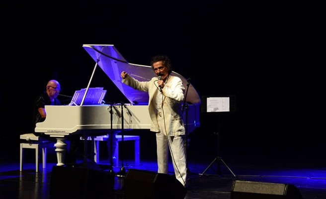 Timur Selçuk, en sevilen besteleri ve eşsiz yorumuyla dinleyenlerine unutulmaz bir gece yaşattı