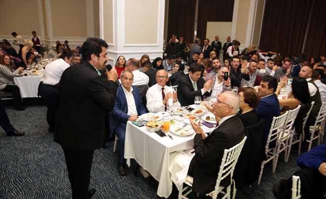 Gazianteplilerin yemeğine katılan Talat ve Töre’ye poşu hediye edildi
