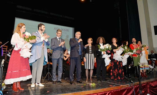 Akıncı çifti, Cumhurbaşkanlığı Senfoni Orkestrası'nın sahnelediği Aşk İksiri operasını izledi