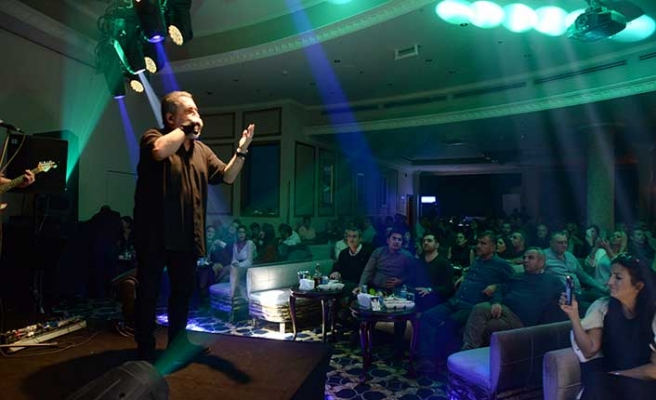 Soner Olgun, yeni yılın ilk konserinde, Letafet sahnesinde sevenlerine eğlenceli bir gece yaşattı