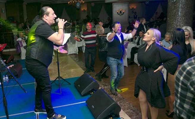 Taverna müziğinin ünlü ismi bir kez daha Merit Lefkoşa’da sahne aldı