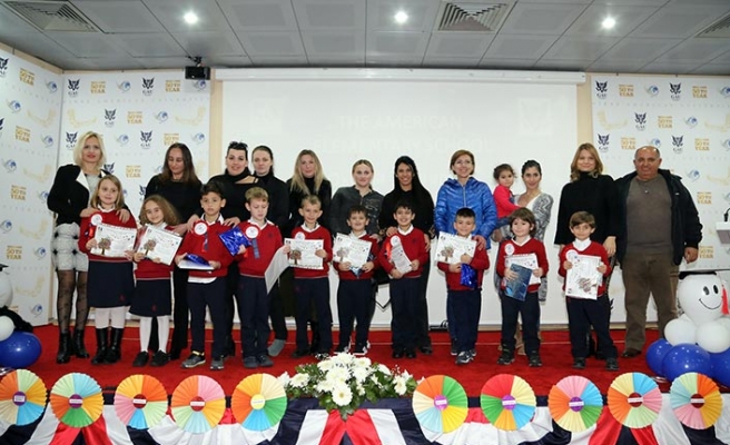 The American Elementary School birinci sınıf öğrencilerinin okuma belgeleri verildi
