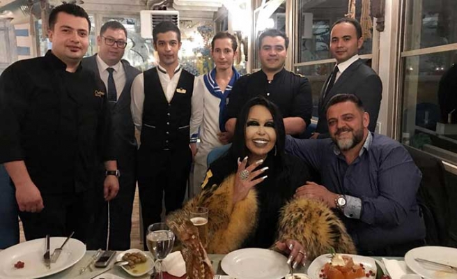 Türkiye’nin Divası Bülent Ersoy Merit Park Fora Balık’ta yemek yedi