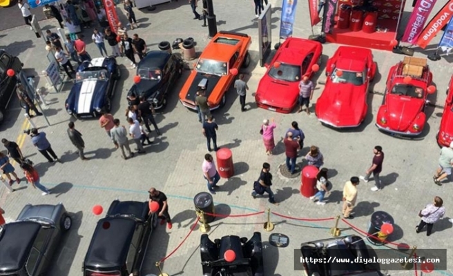 Girne’de düzenlenen açık hava klasik otomobil sergisine 136 araç katıldı