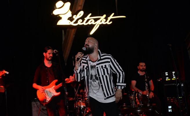 Merit Park Hotel’de sahne alan Ahmet Evan bir an olsun bitmeyen enerjisi ile dinleyenlerine unutulmaz bir gece yaşattı