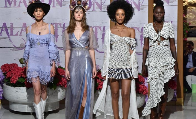 Tuba Ergin 2019 Yaz Demi-Couture defilesini hamamda yaptı