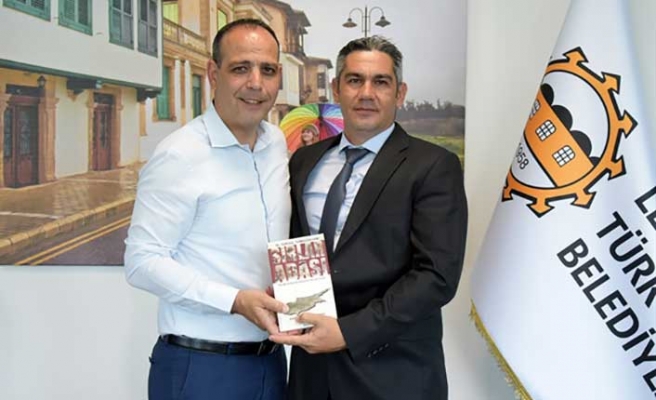 Turgül Tomgüsehan, “Sırlar Adası” adlı kitabın hakkında Başkan Harmancı’ya bilgi verdi