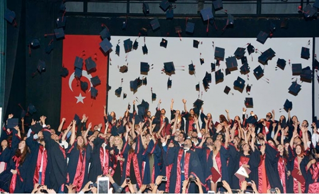 YDÜ Fen-Edebiyat Bahar Dönemi mezuniyet töreni gerçekleştirildi