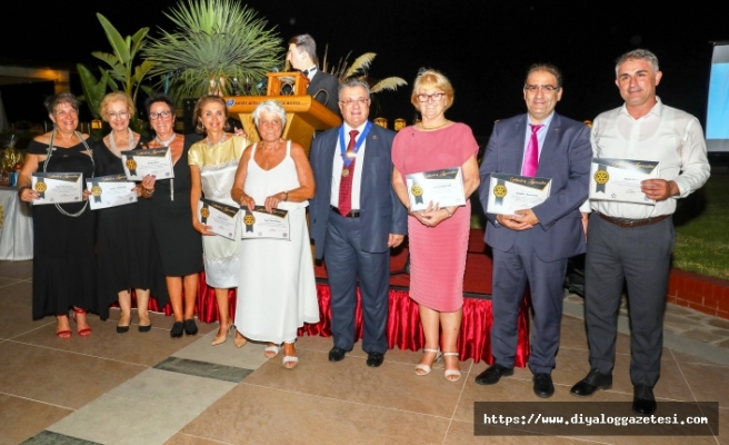 Kyrenia Rotary Cosmopolitan Kulübü Merit Royal Premium Hotel’de görkemli bir devir teslim gecesi düzenledi