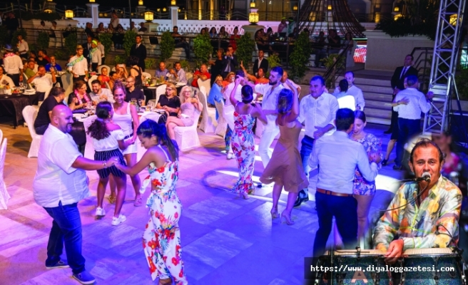 Merit Royal & Premium Hotel’ de Ayhan Sicimoğlu ile muhteşem Küba gecesi