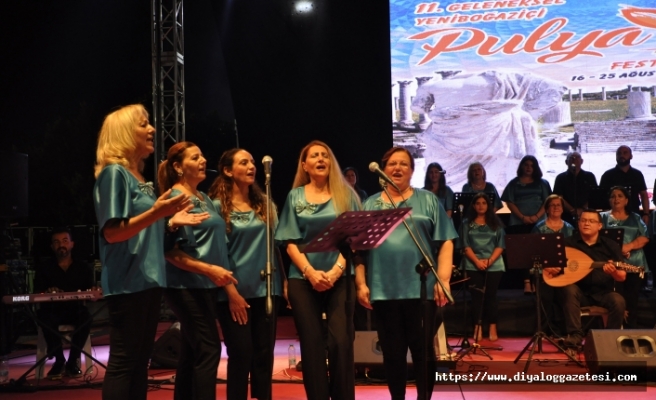 Yeniboğaziçi Korosu, İlmiye Karaşahin şefliğinde konser verdi