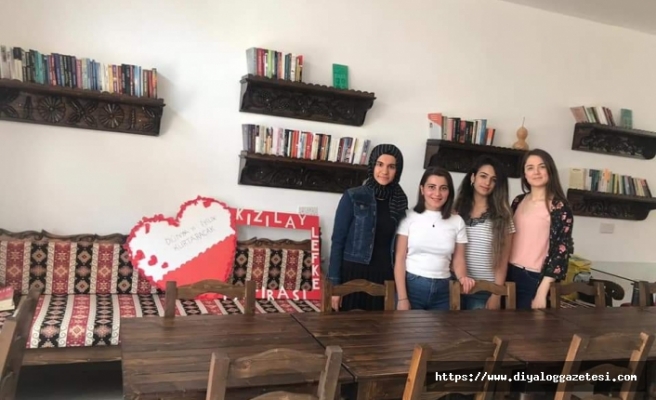 LAÜ öğrencileri Kıbrıs Türk Kızılayı Lefke Şubesi’ne kütüphane oluşturdu