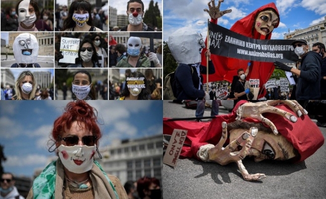 Yunanistan'da iş yapamaz hale gelen sanatçılar Coronavirüs protestosu düzenledi