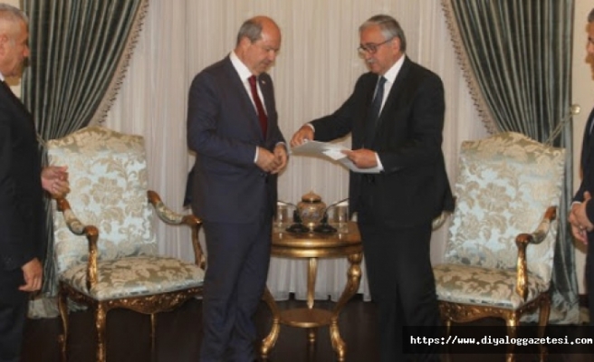Tatar kabine değişikliğini Akıncı'ya sunuyor
