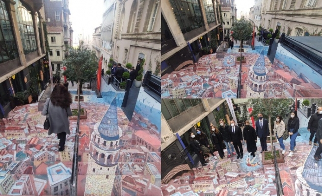 Galata Kulesi merdivenlerde