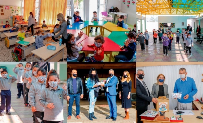 Gazimağusa Belediyesi, kent genelindeki ilkokullara maske dağıtıyor