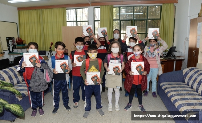 Gönyeli Belediyesi, dört okula 160 tablet bağışladı