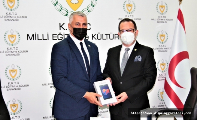 Ticaret Odası, okullarda öğrencilerin kullanması için 142 adet tablet bağışladı