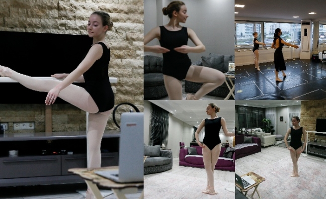 Coronavirüs salgınına karşı alınan önlemler nedeniyle bale sınıfı evlerin salonuna taşındı