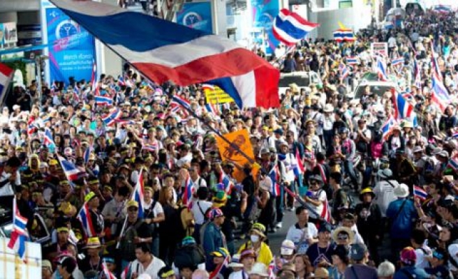 Bangkok’ta hükümet karşıtı gösterilerin yapıldığı alanda meydana gelen büyük patlamada en az 28 kişi yaralandı