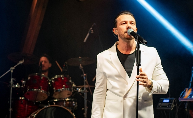 Şarkılarıyla coşturdu