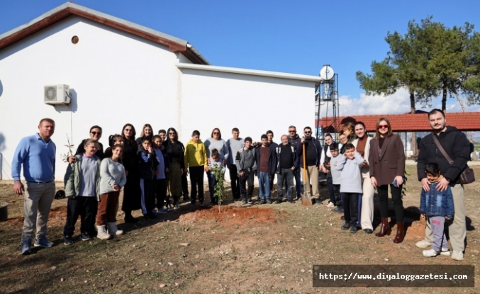 Fidanları çocuklar dikti