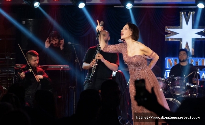 Sevilen şarkıları söyledi