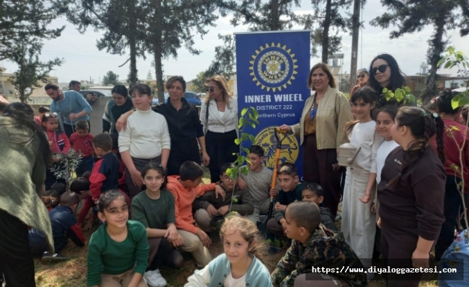 Öğrenciler fidan dikti