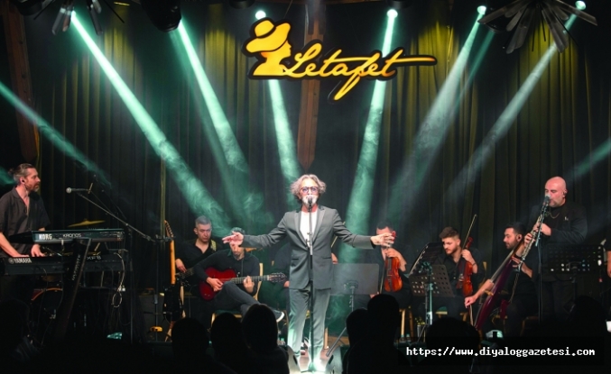 Şarkılar birlikte söylendi