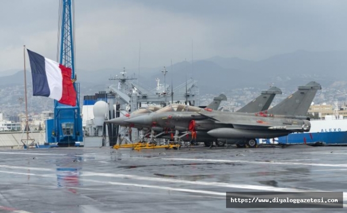 Charles de Gaulle emir bekliyor