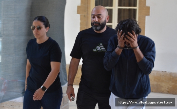 Kendi başını da yaktı