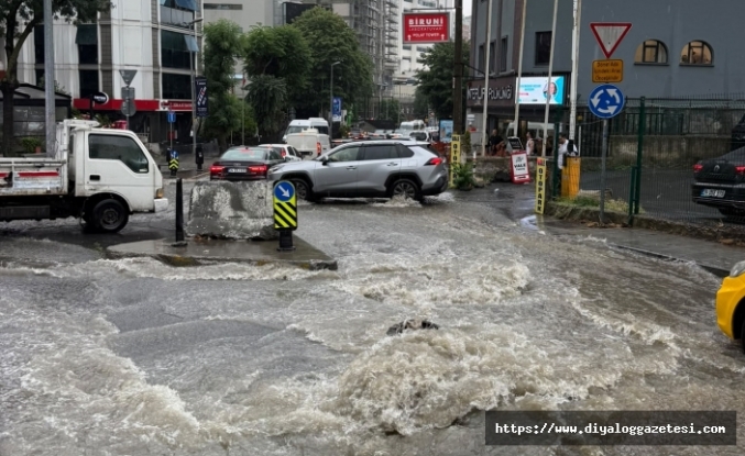 Yollar göle döndü evleri su bastı