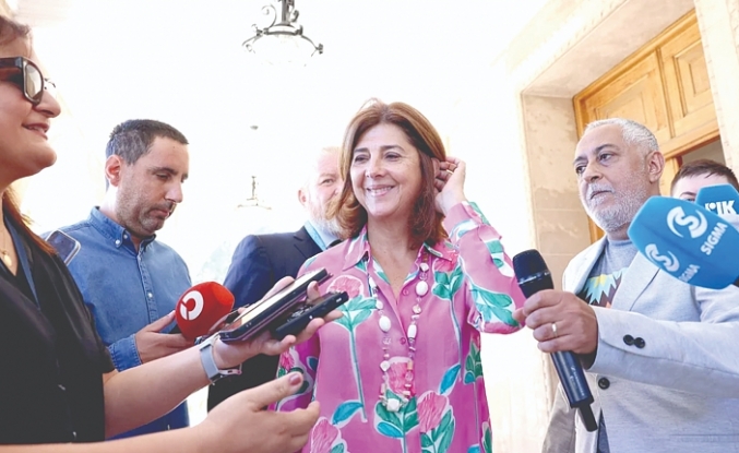Topu liderlere attı
