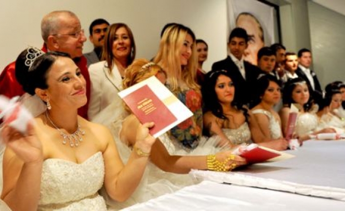 10 çifte nikah kıyıldı
