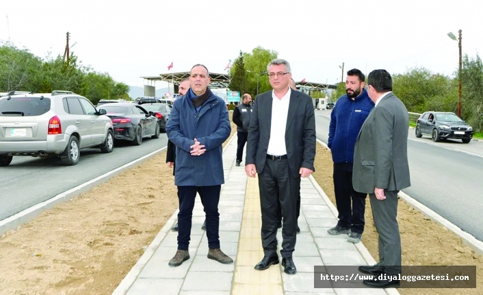 Elini taşın altına koy