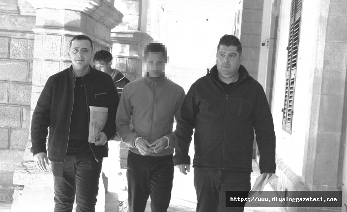 Gözüne yumruk attı