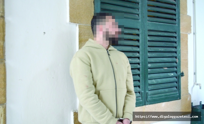 İki bıçakla saldırdı