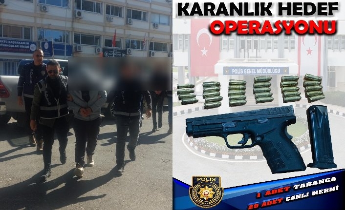 Otların arasına gizledi