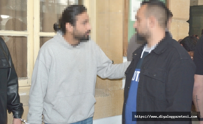 İki telefonu incelemede