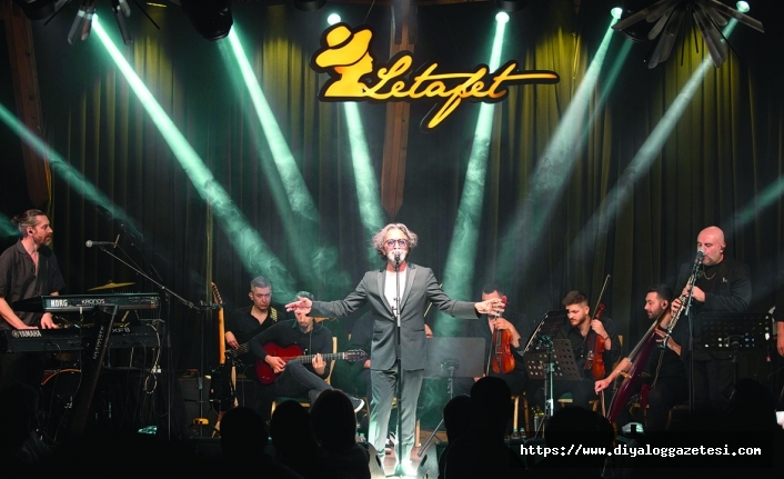 Şarkılar birlikte söylendi